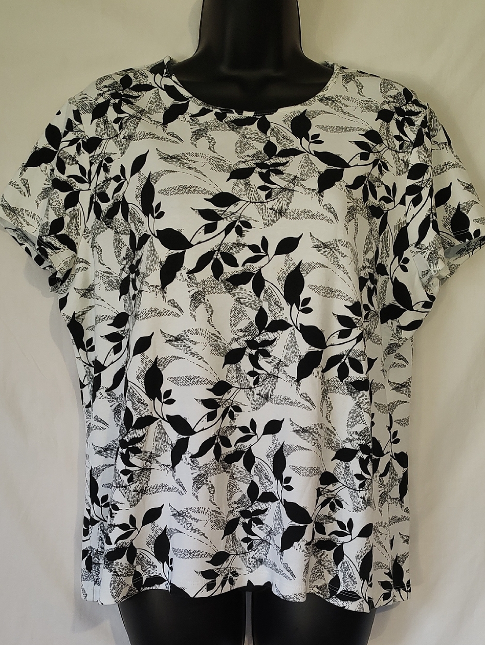 croft & barrow Black and White Leaf-Print Short Sleeve Top